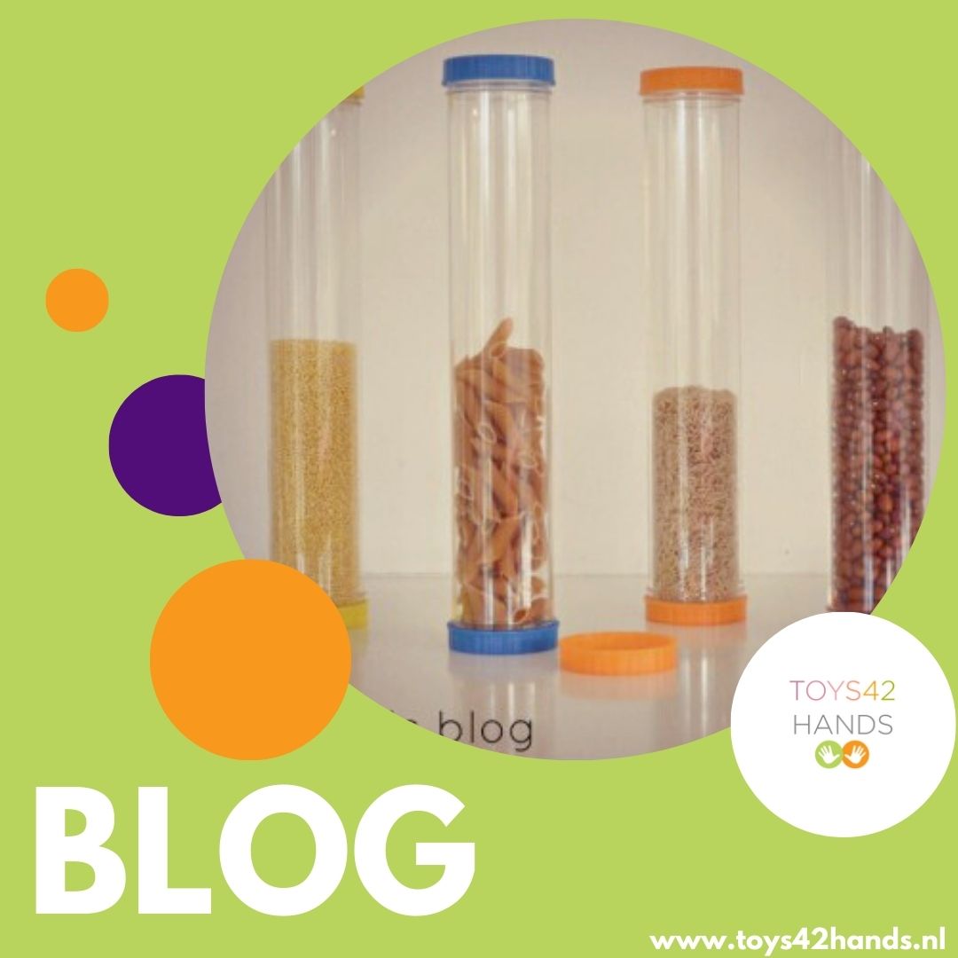 Experimenteren met het kijken naar bewegende voorwerpen, luisteren en ruiken, Sensory tubes van learning resouces getest door Els Rengenhart voor Toys42hands. Lees de blog!