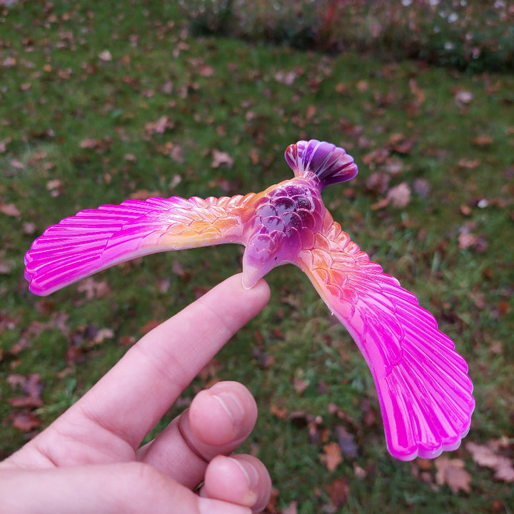 balansvignervogel roze op vinger in de tuin