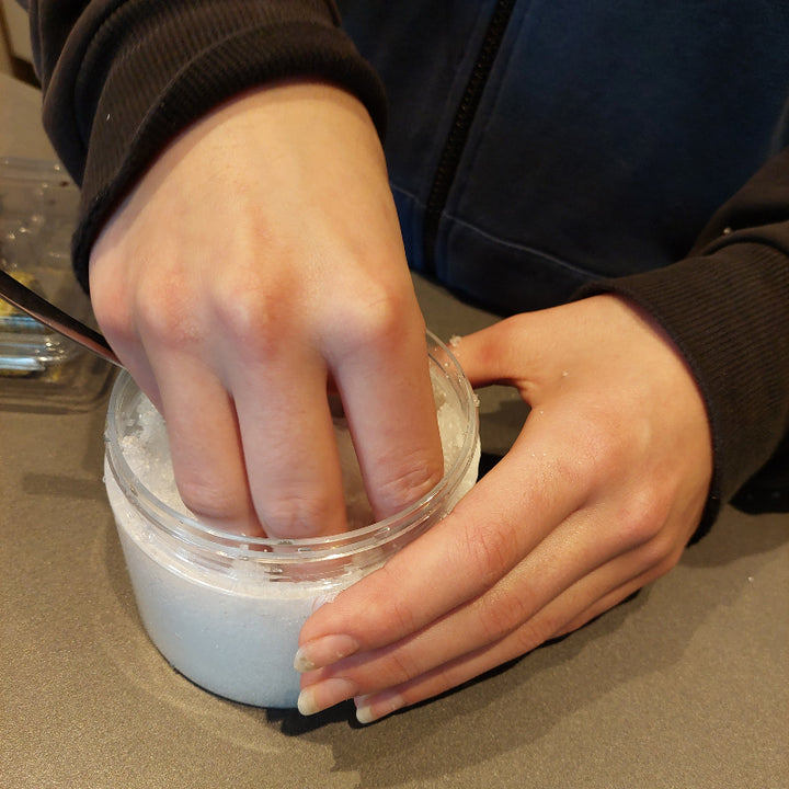 tiener hand in doos met nap sneeuw, fake snow, sensoriek materiaal, fake snow van tuban