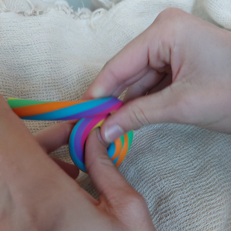 regenbogen stretch snoer oprollen, fijne motoriek toys42hands