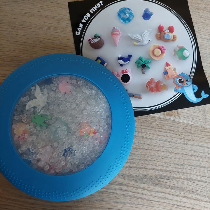 opdrachtskaart van het speel peekaboo van jellystone, voelzak, voel spel, sensoriek spel, met thema strand