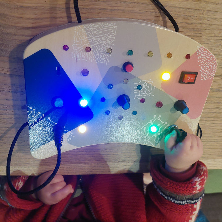 schakelpad van smallfoot met kinderhanden en lampjes, motoriekbord