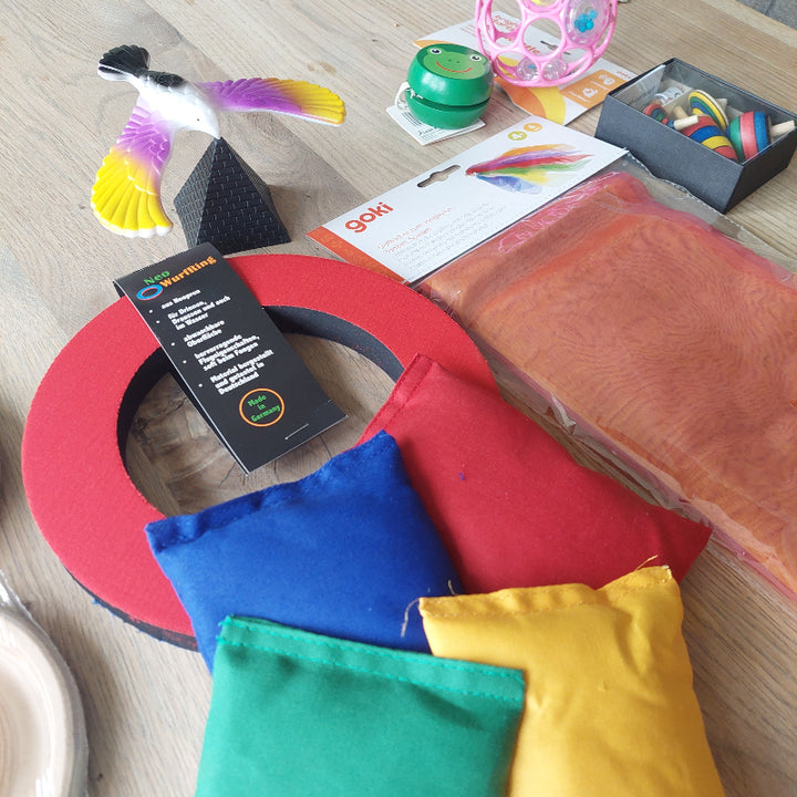 inhoud motoriepakket onderbouw basisschool, gooiring, pittenzakken, gooidoekjes, tollen, jojo, oball, vingervogel, toys42hands