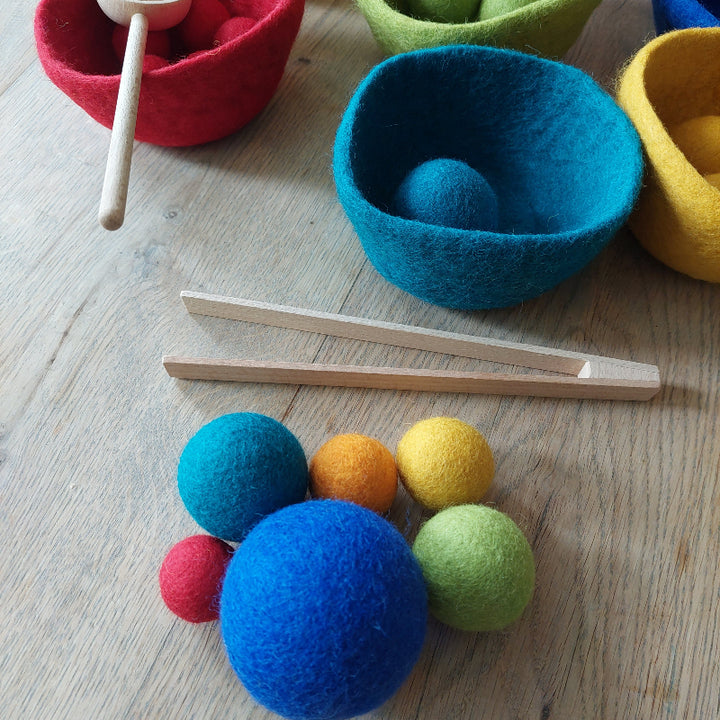 vilten bolletjes van motoriekspel sorterino in verschillende maten, fijne motoriek