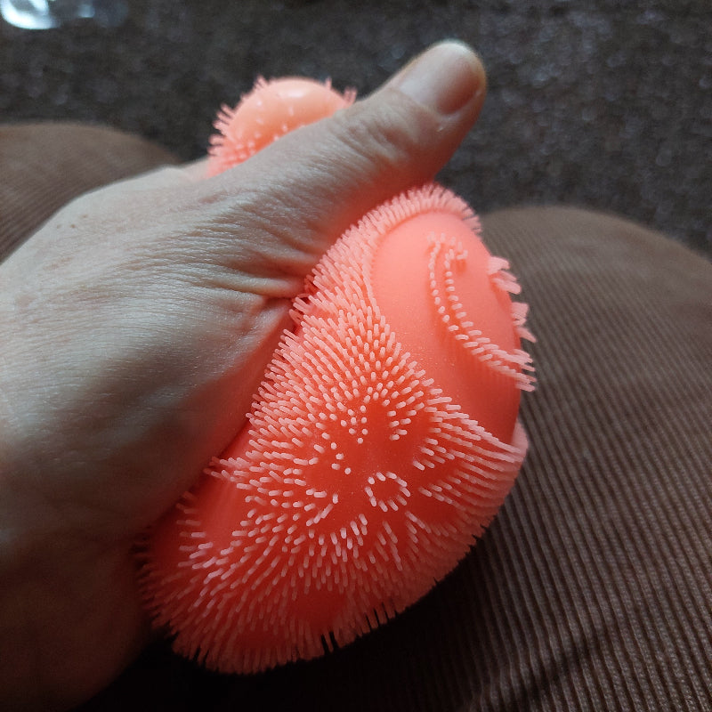 hand drukt needoh ball, fuzz flower power met korte zachte haartjes, antistressball 