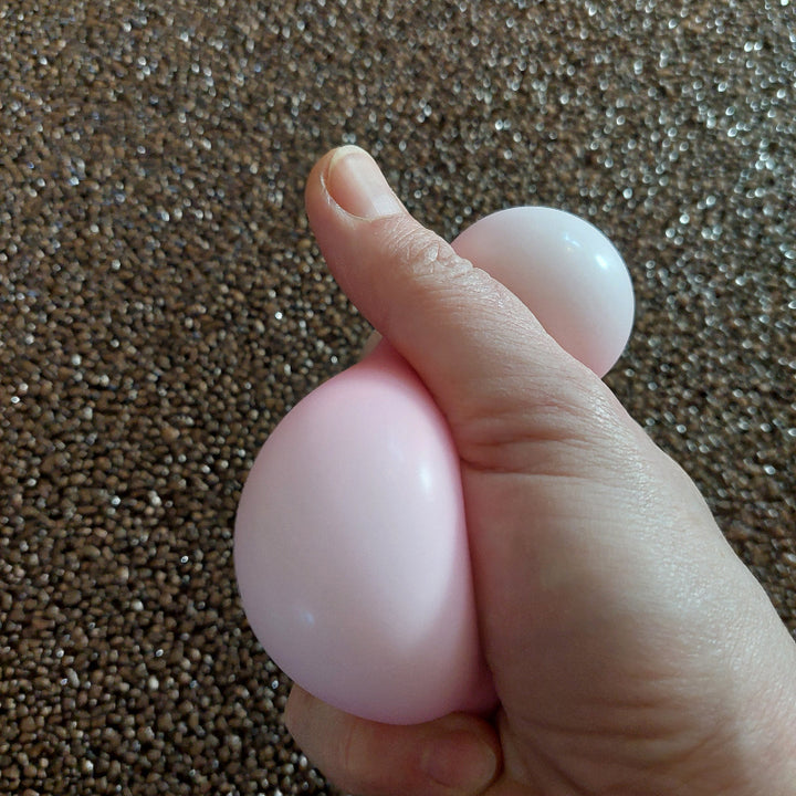 mello mallo van needoh, gedrukt in hand. Super zachte en lichte antistressball, sensoriekmateriaal