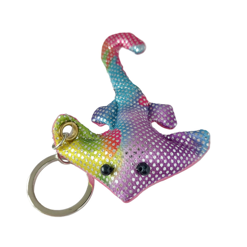 Vrolijke glitterende zanddier stingray sleutelhanger met gladde, licht gestructureerde stof en voelbaar zand, sensorische fidget voor concentratie en fijne motoriek, bevestigd aan sleutelring.