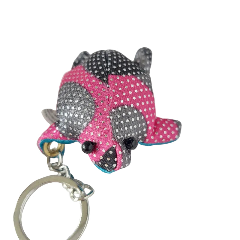 Kleurrijke en glitterende zanddier schildpad sleutelhanger met gladde stof en voelbaar zand, compact sensorisch materiaal voor friemelen en fijne motoriek, bevestigd aan sleutelring.