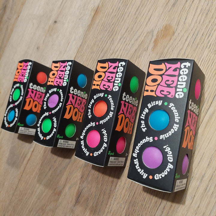 vier verpakkingen met elke drie teenie needoh in verschillende kleuren combinaties, fidget speelgoed, antistressballen