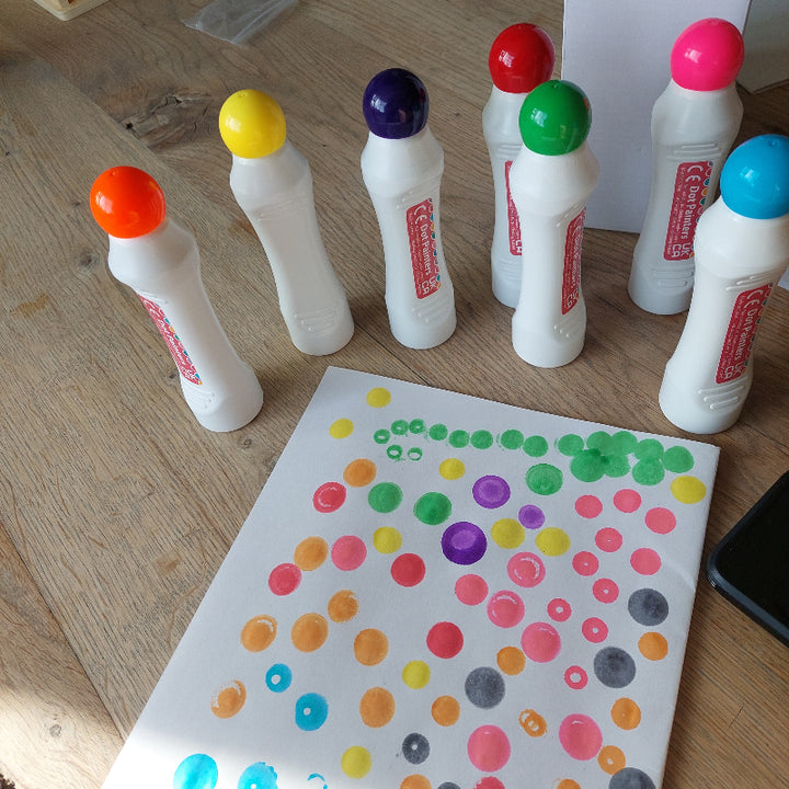 Creatieve tekening met tupferstiften naast het kunstwerk