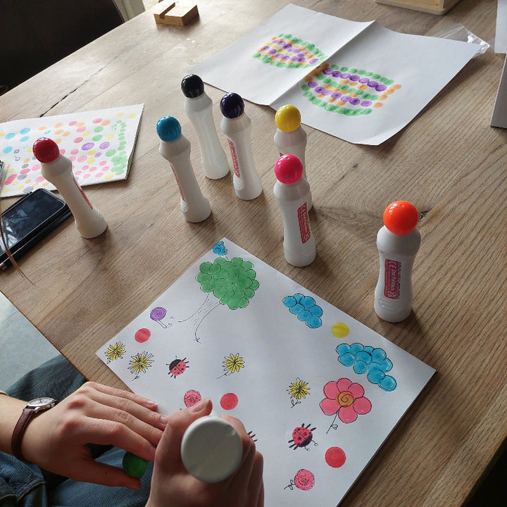 kind aan het stempelen met de dot stiften, creatief in combinatie met fijnliner, 