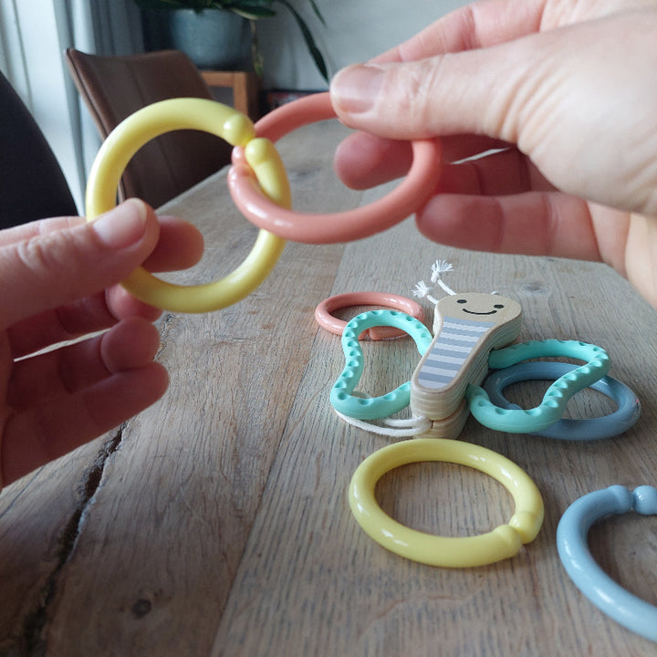links van de rammelaar vlinder baby grijpspel van hape