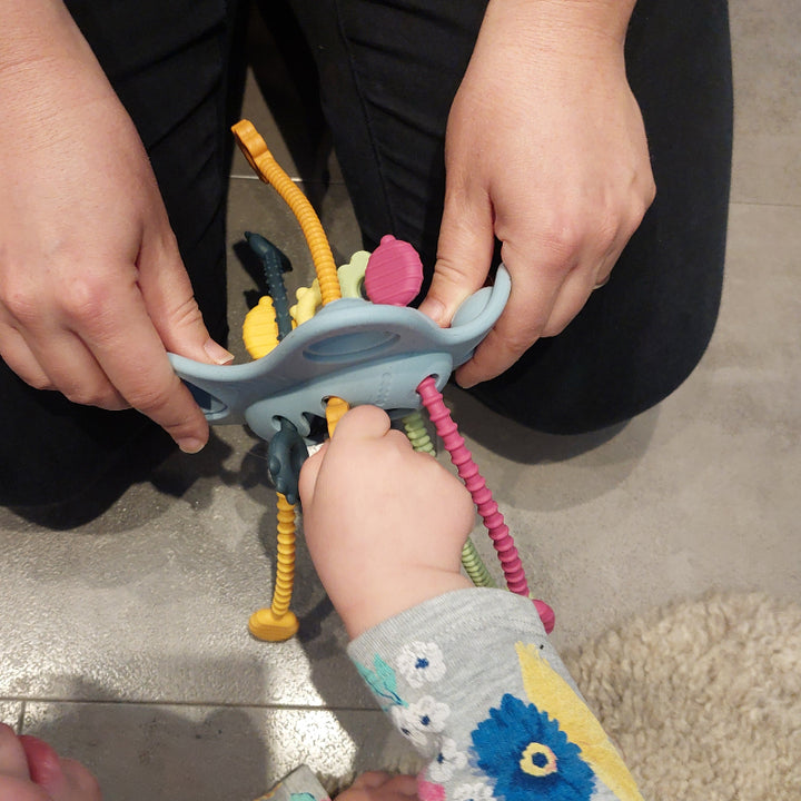 babyspeelgoed, motoriekspeelgoed, silicone speelgoed, trekken, sensoriek, voelen ontdekken, Toys42hands