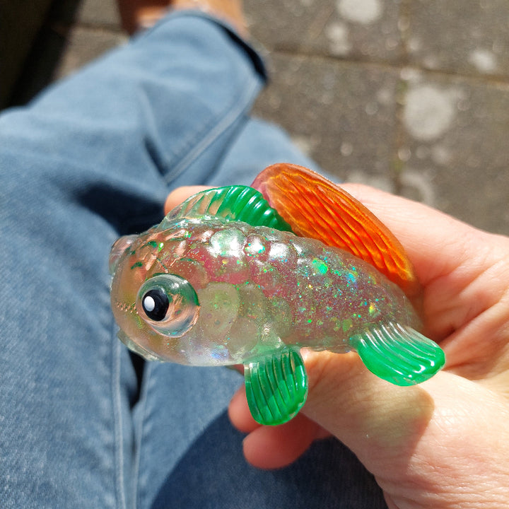 fidget vis van de zijkant, in hand, gedrukt, squeezy, maltose sugar fidget