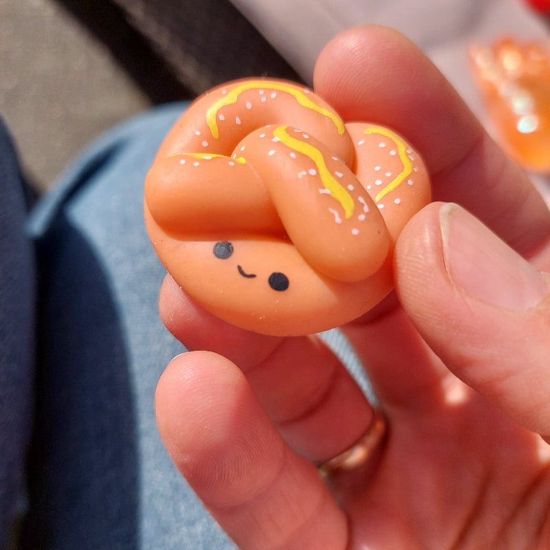 Fastfood Mochi Squishy, prezel, breze, mini mochi in hand, zonnenschijn