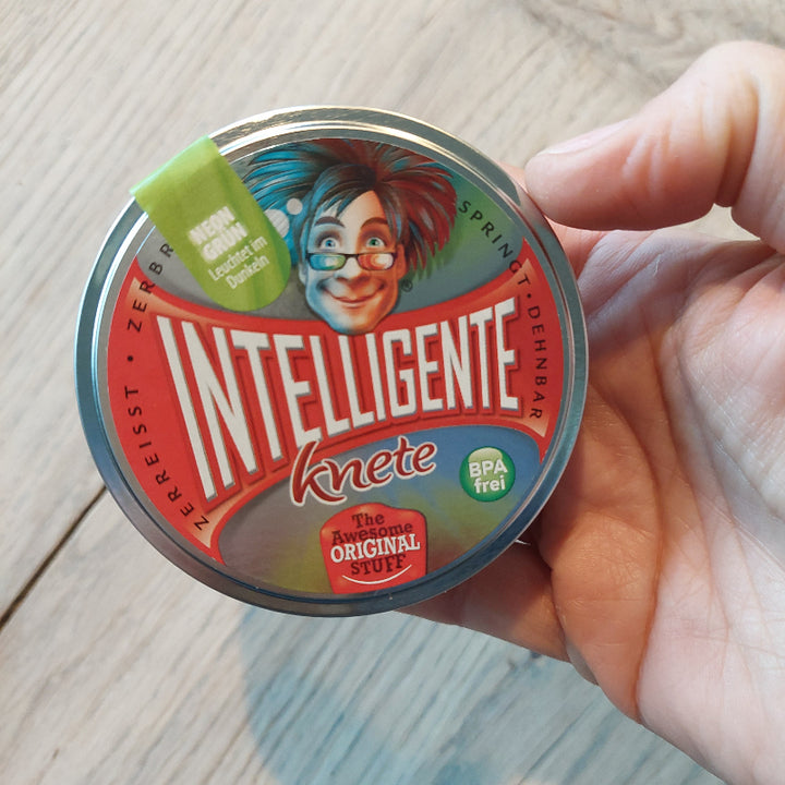 blikje intelligente knede, fidget klei in hand