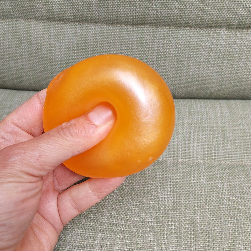 oranje sugar squeeze antistressbal in hand, fidget bal