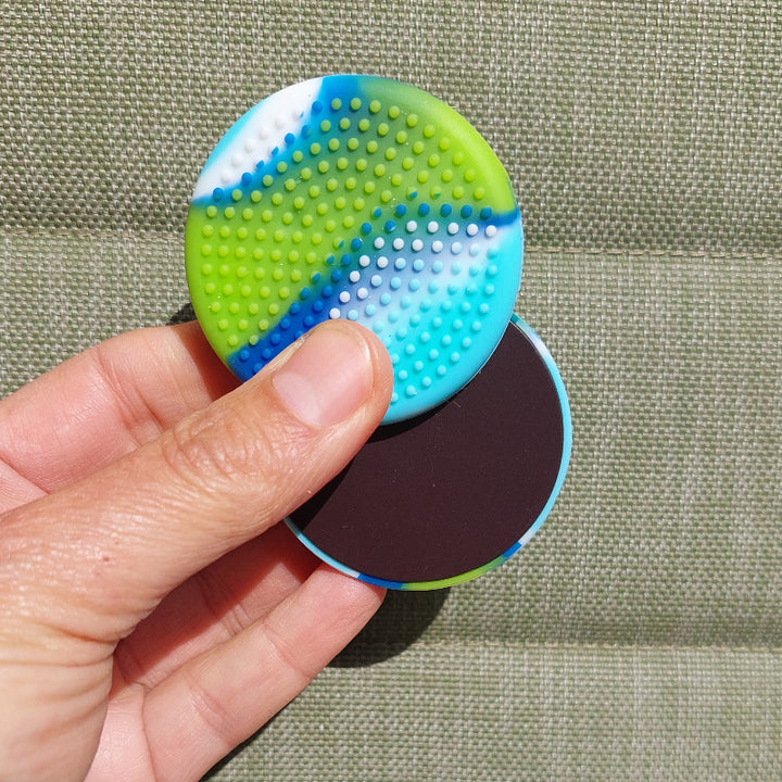 magnetische slider met noppen, groen-blauw in hand, fidget slider