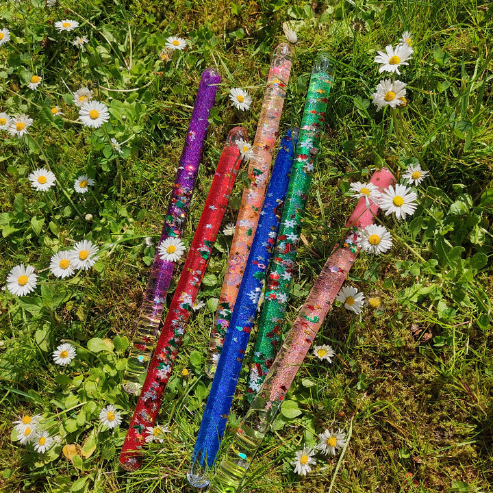 6 kleuren toverstaven in het gras