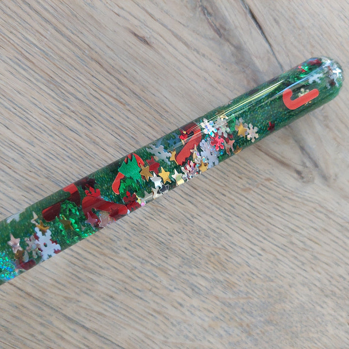 close up groene toverstaf met glitters