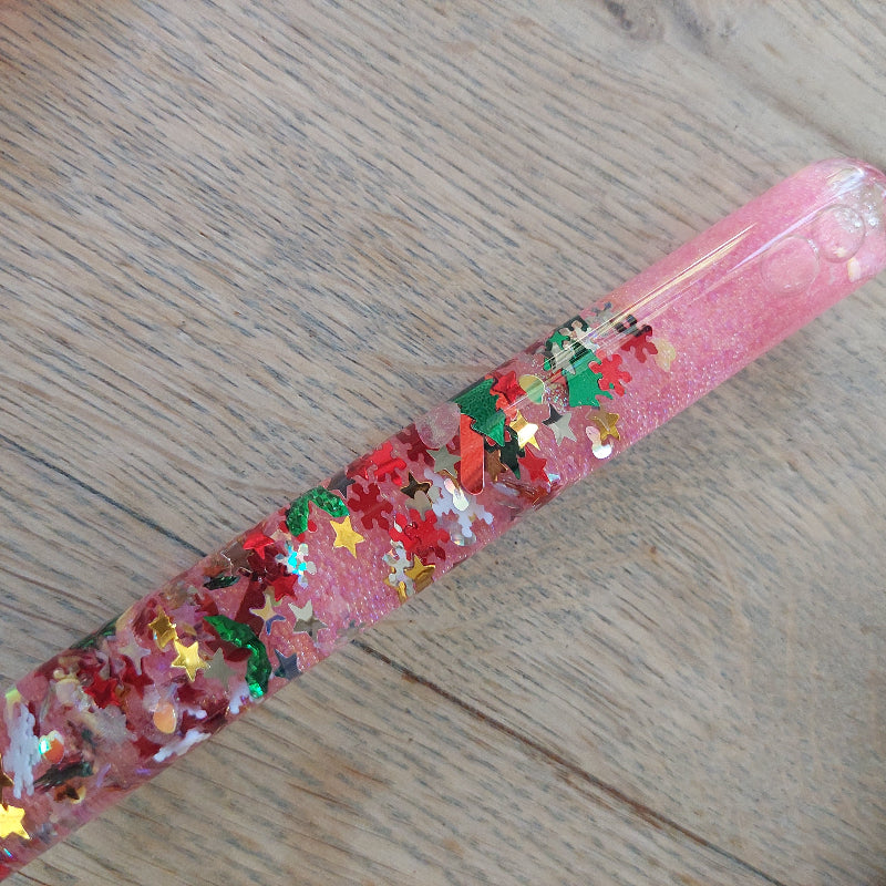 roze toverstaf, details van de glitters, sensoriek staf, afleidingsmateriaal