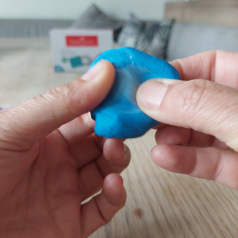 handen drukken en kneden de kneedgum als fidget speelgoed voor ontspanning en fijne motoriek