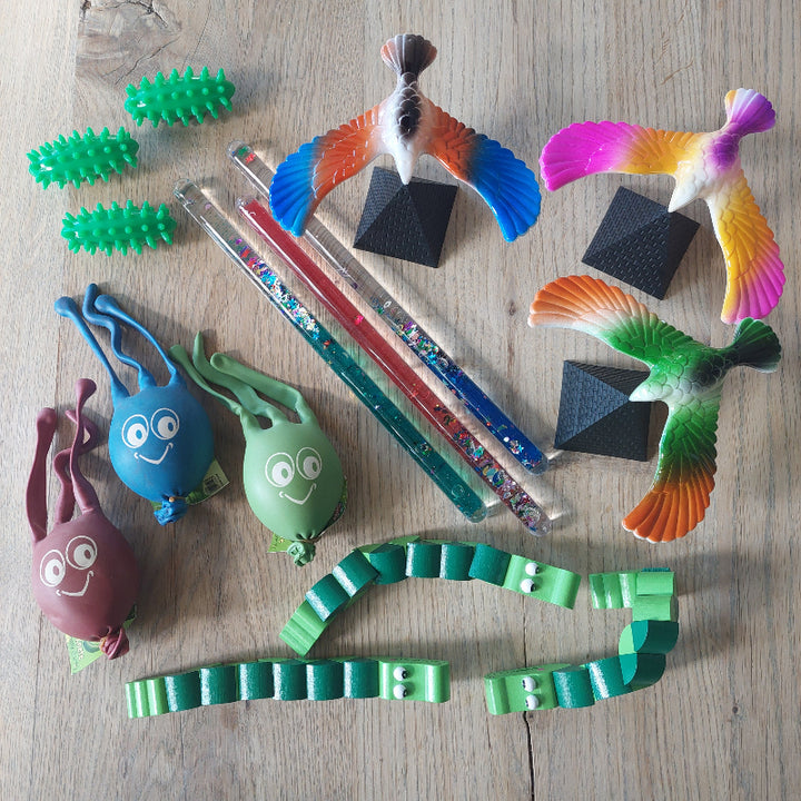 Afleidingsset voor vaccinatie en bloedprikken met vingervogel, pocketpuzzel krokodil, toverstaf, massage-olijf en stressbal met bioklei 