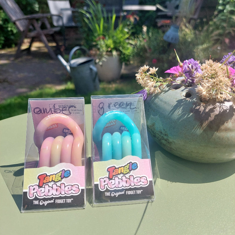 in de zon kleur veranderde tangle pebbles, twee tangles
