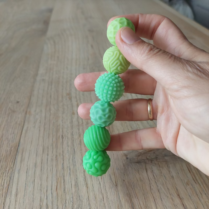 hand houd 6 fidget magneetballen. Glow in the dark fidget fidgnetic magneetballen, sensoriek materiaal