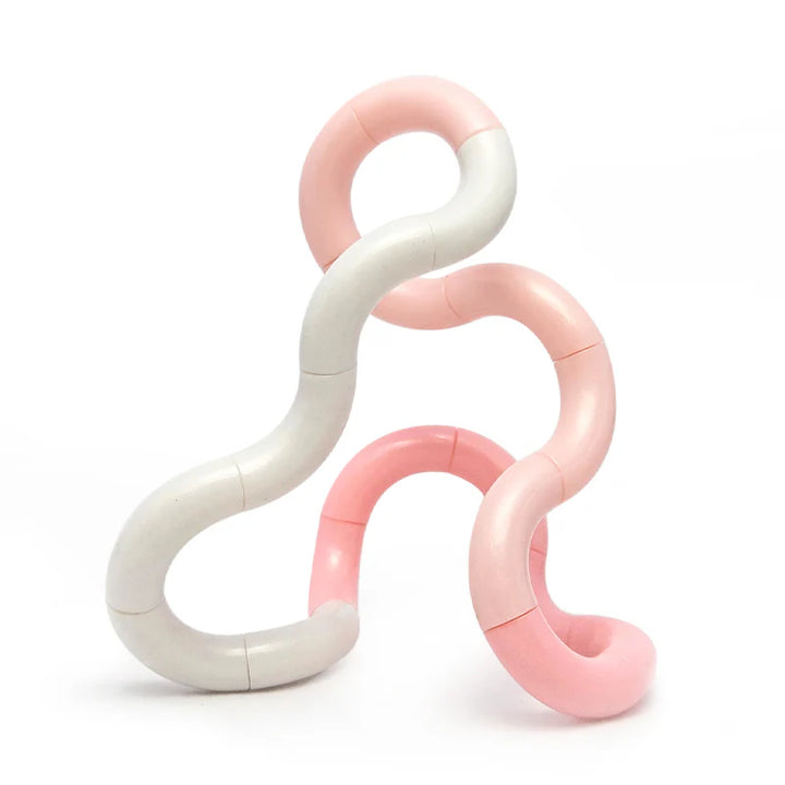Tangle clouds roze beige, uit gedraaide tangle met duidelijk de drie kleuren zichtbaar, roze, roze en beige