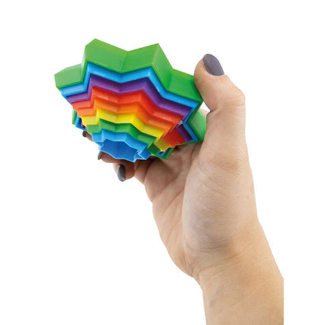 hand die de 3d regenbogen fidget ster vast houd, sensoriek en motoriekspeelgoed