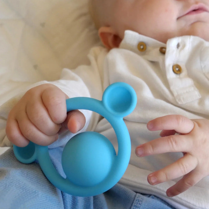 baby hout bijtring van moluk vast, sensoriek bijtring voor babys