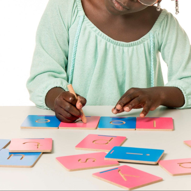 Kind speelt met Feel the Letter en volgt letters met houten pen