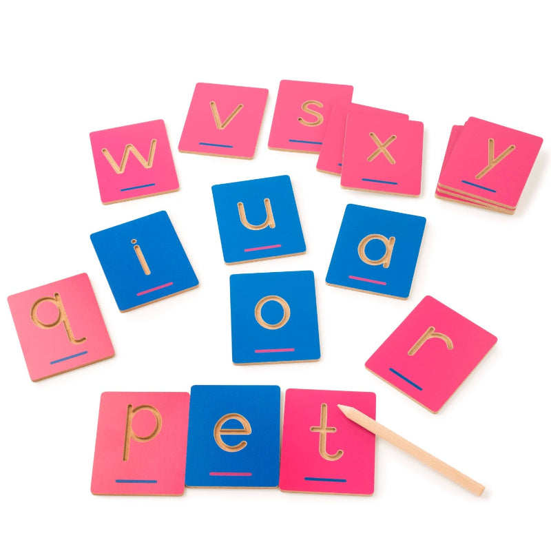 Houten letters van Feel the Letter educatief spel verspreid op tafel
