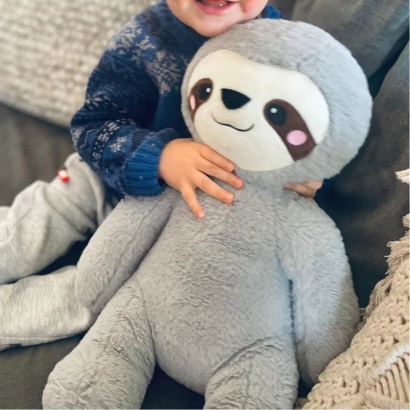 kind met knuffel luiaard, gewichtsdier, gewichtsknuffel, si materiaal, sensoriek materiaal