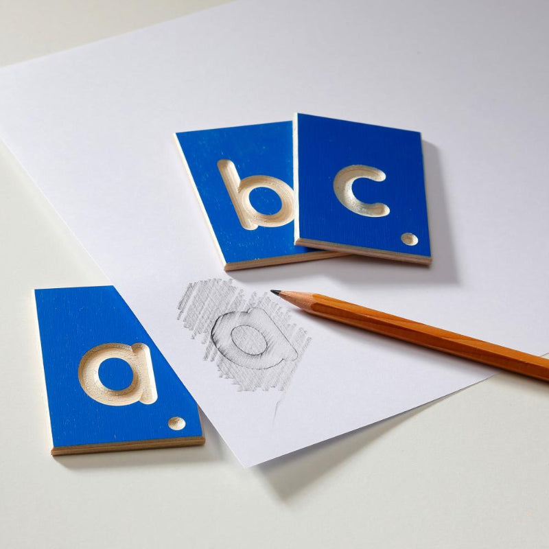 Erzi Lernspiel kleinbuchstaben letter gebruikt voor frottage techniek en tastend leren, sensoriek en motoriek materiaal, basisschool, peuter onderwijs