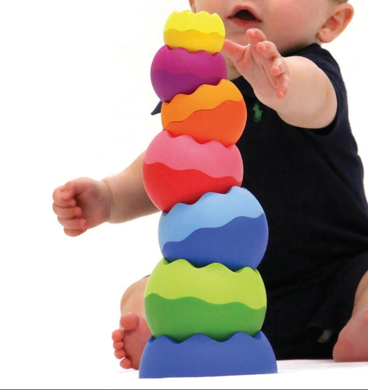 kind speelt met draaiende Tobbles Neo bollen