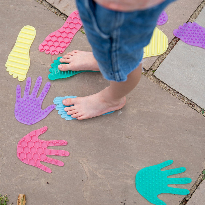 Kind staaat op twee verschillende voeten matjes van de Silly Shapes voetenmatjes en oefent balans en lichaamsbewustzijn, tickit, si materiaal