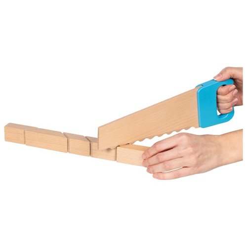 Houten bouwblokken met klittenband en kinderzaag, hand is aan het zagen, motoriekspeelgoed