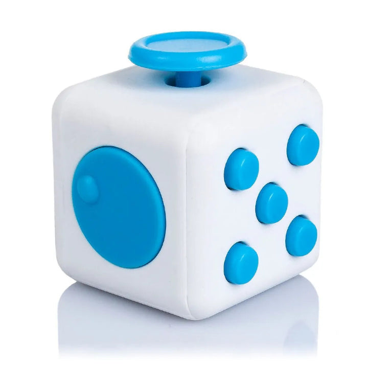 fidget cube wit met blauw knoppen, schakelaars en draaidingen, fidget speelgoed voor de fijne motoriek