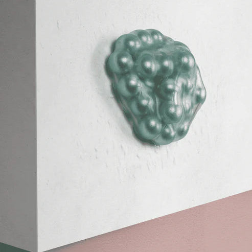 ASMR fidget bal parelmoer groen plakkend aan de muur,  met harde balletjes – rustgevend friemelspeelgoed