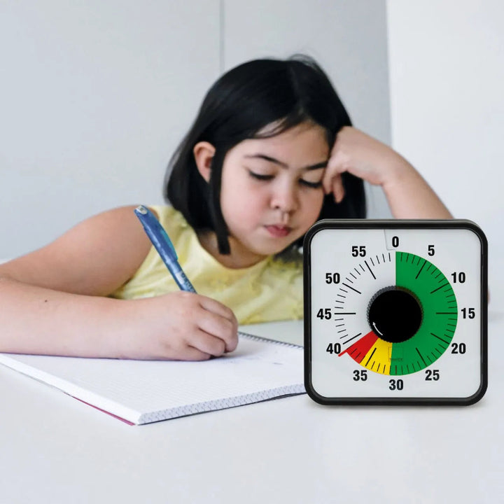 Kind werkt geconcentreerd aan een opdracht terwijl de visuele timer met kleurensysteem de resterende tijd duidelijk laat zien en helpt bij zelfstandig werken en tijdsbesef.