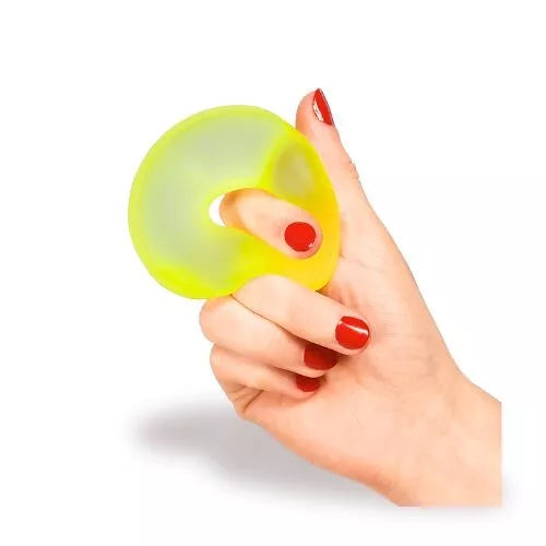 speks loop gump geel in hand, fidget speelgoed, antistressball