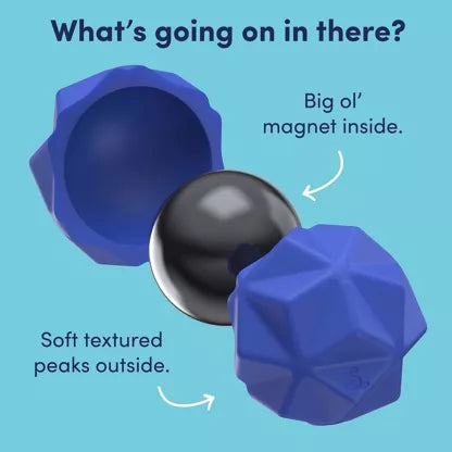 Illustratie van SPEKS Odds fidget bal met zichtbare magnetische kern in het midden en siliconen buitenlaag met driehoekige noppen