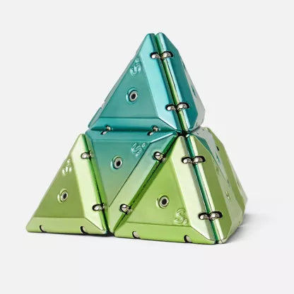 Speks Geode Pyramid Gamma opgebouwd als piramide met groene metallic afwerking