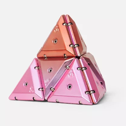 Speks Geode Pyramid Stellar opgebouwd als piramide met roze glanzende driehoeken