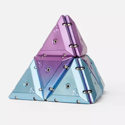 Speks Geode Pyramid Nova opgebouwd als magnetische piramide met paarse glans