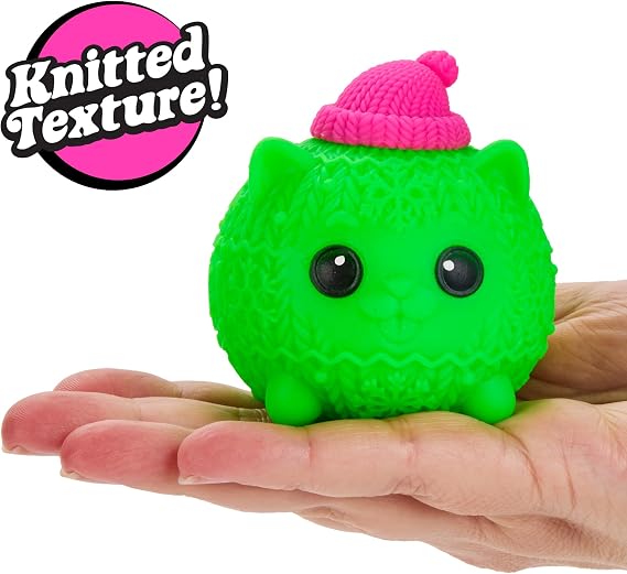 groen needoh knittens op hand, structuur antistressbal met zwarte ogen