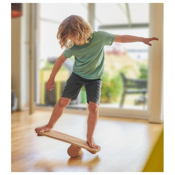 balans board waikiki beach van goki met kind dat speelt