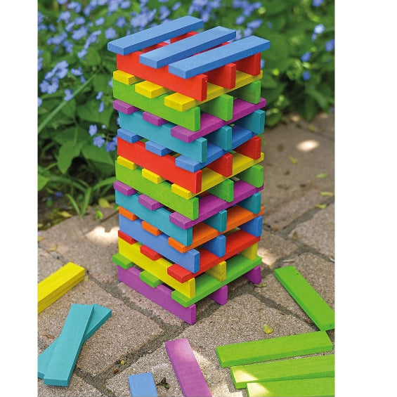 toren gebouwd met houten plankjes, kleurrijke houten plankjes van goki